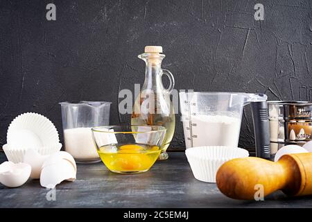 Mehl mit Küchenzubehör für die Teigherstellung. Teig zum Backen. Stockfoto