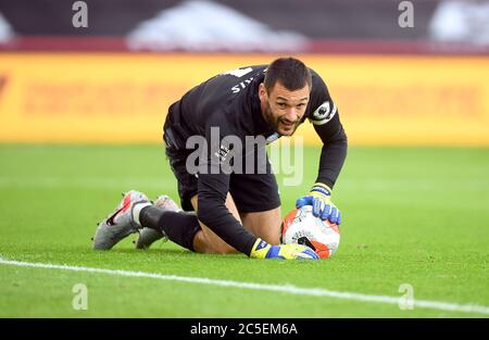 Tottenham Hotspur Torwart Hugo Lloris macht sich beim Premier League Spiel in Bramall Lane, Sheffield, einen Spar. Stockfoto