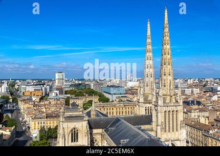 Panoramische Luftaufnahme des St.-Andreas Kathedrale in Bordeaux in einem schönen Sommertag, Frankreich Stockfoto