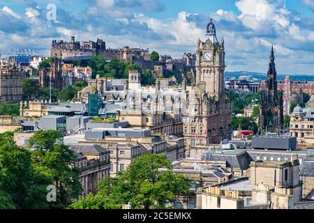 Blick auf die Stadt Edinburgh in Schottland mit einigen seiner berühmten Wahrzeichen Stockfoto