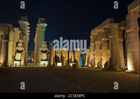 Große Statuen von Ramses II mit Säulen in Hypostyle Halle im alten ägyptischen Luxor Tempel beleuchtet während der Nacht Stockfoto