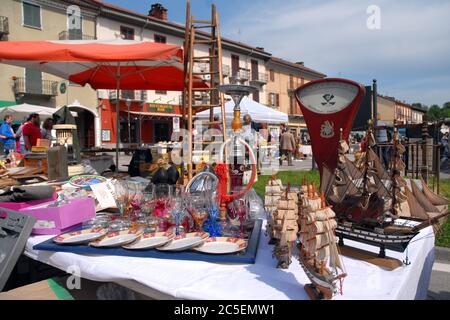 Castelnuovo Don Bosco, Piemont, Italien -04/25/2018 - Der jährliche Antiquitäten und Vintage Markt Stockfoto