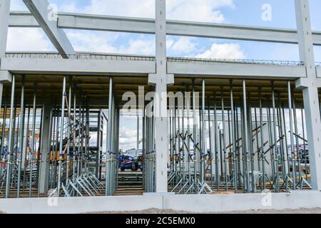 Baustelle mit Betonfertigteilen und Balken Stockfoto