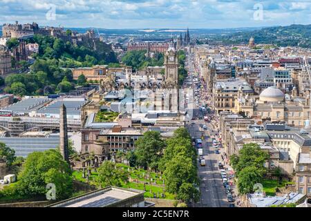 Luftaufnahme von Edinburgh einschließlich der berühmten Princes Street und mehreren Sehenswürdigkeiten Stockfoto