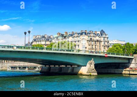 Paris, Frankreich - 25. Juni 2019: Landschaft mit Alma Brücke - Pont de l'Alma über die seine, Paris Stockfoto