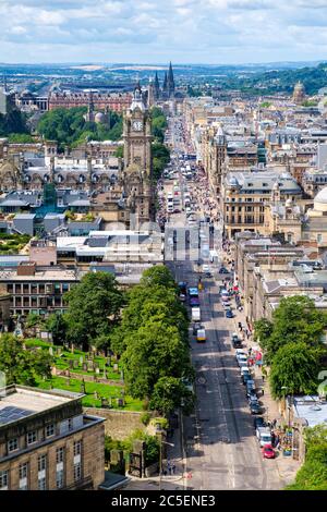 Luftaufnahme von Edinburgh einschließlich der berühmten Princes Street und mehreren Sehenswürdigkeiten Stockfoto