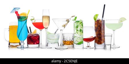 Verschiedene Sommercocktails und starke Alkoholgetränke auf weißem Untergrund.Blaue Lagune, martini, negroni, Mojito, Spritz, Gimlet, cuba libre, Cosmopolitan, Stockfoto