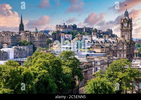 Panoramablick auf die Stadt Edinburgh in Schottland bei Sonnenuntergang - mit Blick auf mehrere berühmte Sehenswürdigkeiten Stockfoto