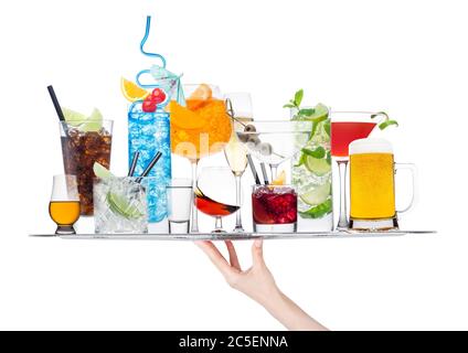 Handhaltetablett mit verschiedenen Cocktails isoliert auf weißem Hintergrund.Blaue Lagune, martini, negroni, Mojito, Spritz, Gimlet, cuba libre, kosmopolitisch, Stockfoto