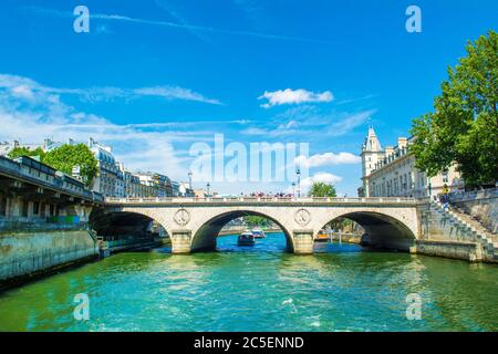 Paris, Frankreich - 25. Juni 2019: Landschaft mit der Pont au Change Brücke über die seine zwischen dem ersten und vierten Arrondissement Stockfoto