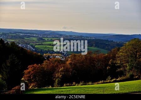 Blick auf eine hügelige Schwäbische Alb-Landschaft mit Wald, Wiesen, Ackerflächen und Dorf bei einem sonnigen Herbsttag, Schwäbische Alb, Deutschland, Stockfoto