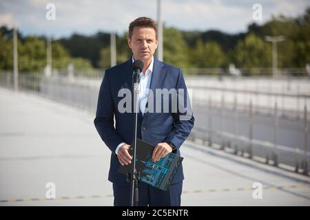 Warschau, Masowien, Polen. Juli 2020. RAFAL TRZASKOWSKI Vssits EIN neuer Retentionsbehälter an der Czajka Abwasserbehandlung Plant.in das Bild: RAFAL TRZASKOWSKI Quelle: Hubert Mathis/ZUMA Wire/Alamy Live News Stockfoto