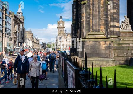 Princes Street in Edinburgh mit Blick auf das Sir Walter Scott Denkmal und das Balmoral Hotel Stockfoto