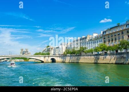 Paris, Frankreich - 25. Juni 2019: Helle Sommerlandschaft mit Ufer der seine, Paris Stockfoto