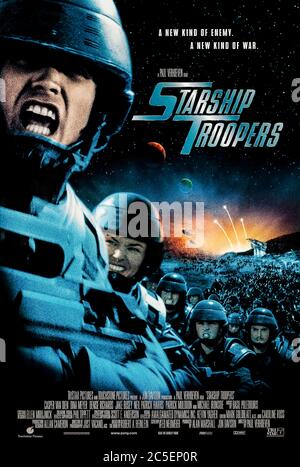 Starship Troopers (1997) unter der Regie von Paul Verhoeven mit Casper Van Dien, Denise Richards, Dina Meyer und Neil Patrick Harris. Keine hält verbietet Adaption von Robert A. Heinleins Roman über eine zukünftige militaristische und faschistische menschliche Föderation im Krieg mit riesigen fremden Insekten gekauft Ihnen von den Schriftstellern und Direktor von Robocop. Stockfoto