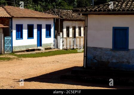 Alte Häuser auf Feldstraße in der historischen Stadt Corregos, Staat von Minas Gerais, Brasilien Stockfoto