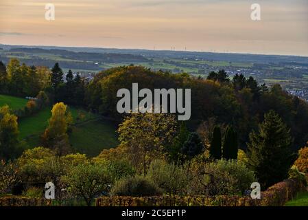 Blick auf eine hügelige Schwäbische Alb-Landschaft mit Wald, Wiesen, Ackerflächen und Dorf bei einem sonnigen Herbsttag, Schwäbische Alb, Deutschland, Stockfoto