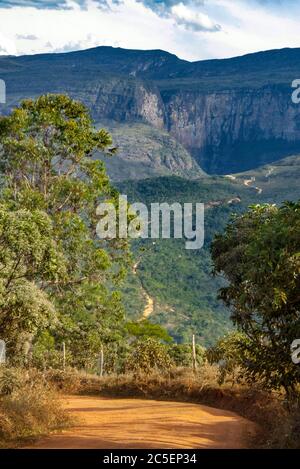 Serra do Tabuleiro, von der Schotterstraße zum Dorf gesehen, Conceicao do Mato Dentro Gemeinde, Minas Gerais Staat, Brasilien Stockfoto