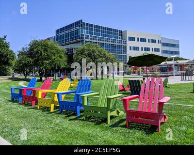 Mountain view, CA, USA - Jan 15, 2018: Google Crittenden Campus an einem schönen sonnigen Tag Rasen Stühle blauen Himmel Stockfoto