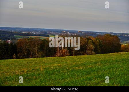 Hügelige Schwäbische Alb Landschaft mit Wiesen und Wäldern mit Herbstblättern, Schloss und Kloster in Ellwangen im Hintergrund, Schwäbische Alb, Deutschland, EU Stockfoto