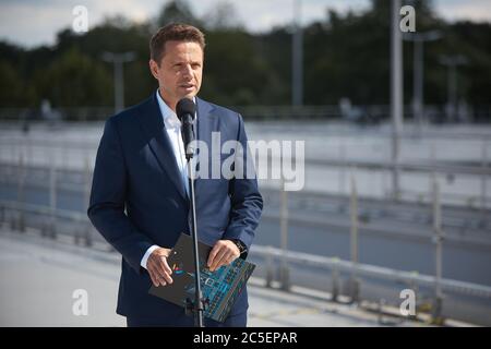 Warschau, Masowien, Polen. Juli 2020. RAFAL TRZASKOWSKI Vssits EIN neuer Retentionsbehälter an der Czajka Abwasserbehandlung Plant.in das Bild: RAFAL TRZASKOWSKI Quelle: Hubert Mathis/ZUMA Wire/Alamy Live News Stockfoto