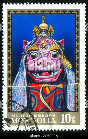MONGOLEI - UM 1971: Briefmarke gedruckt von der Mongolei, zeigt Maske, um 1971. Stockfoto