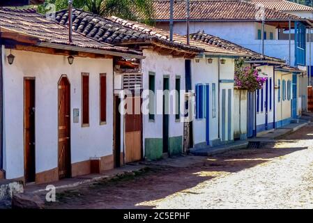 Mehrere alte Häuser, aus der Kolonialzeit, entlang der Kopfsteinpflasterstraße, Stadt Corregos, Staat Minas Gerais, Brasilien Stockfoto