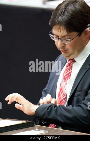 Neuwied, Deutschland. Juli 2020. Bürgermeister Michael Mang (SPD) schaut auf die Uhr vor dem Beginn der Stadtratssitzung, in der über seinen Amtsauszug entschieden werden soll. Das Abwahlverfahren gegen den Kommunalpolitiker ist gescheitert. Quelle: Thomas Frey/dpa/Alamy Live News Stockfoto