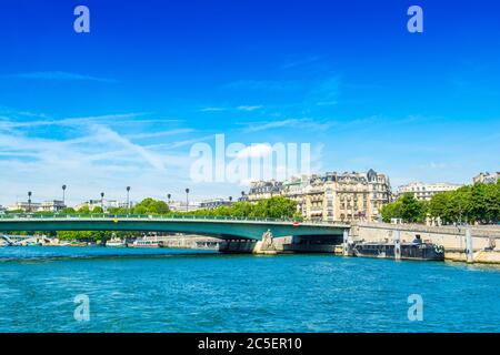 Paris, Frankreich - 25. Juni 2019: Landschaft mit Alma Brücke - Pont de l'Alma über die seine, Paris Stockfoto