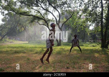 Dhaka, Dhaka, Bangladesch. Juli 2020. Während der COVID-19-Pandemie spielen junge Menschen in einem Park in dhaka Fußball. Kredit: MD. Rakibul Hasan/ZUMA Wire/Alamy Live Nachrichten Stockfoto