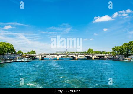 Paris, Frankreich - 25. Juni 2019: Landschaft mit der Brücke Pont de la Concorde über die seine, die den Quai des Tuileries und den Quai d'Orsay verbindet Stockfoto