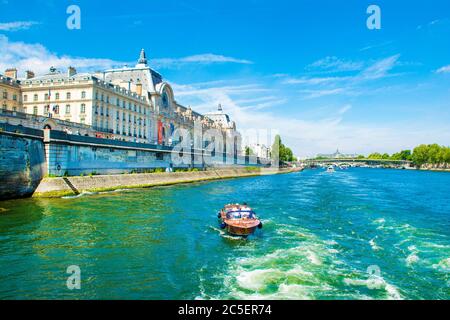 Paris, Frankreich - 25. Juni 2019: Landschaft mit dem berühmten Musée d'Orsay am linken Ufer der seine Stockfoto