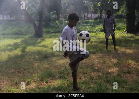 Dhaka, Dhaka, Bangladesch. Juli 2020. Während der COVID-19-Pandemie spielen junge Menschen in einem Park in dhaka Fußball. Kredit: MD. Rakibul Hasan/ZUMA Wire/Alamy Live Nachrichten Stockfoto