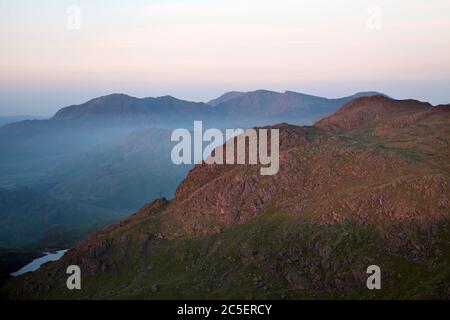 Sonnenaufgang über Pavey Ark und dem Conistone Fell, Lake District Stockfoto