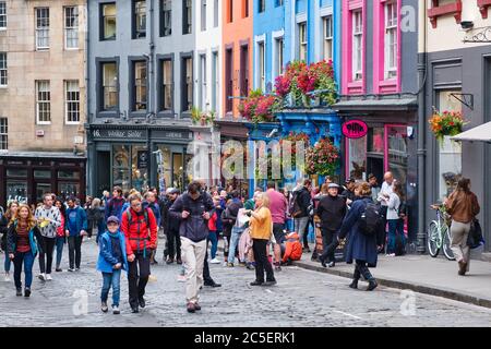 Bunte Ladenfronten in der Victoria Street in der Altstadt von Edinburgh Stockfoto