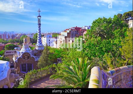 16. Juni 2019 - Barcelona, Spanien - Park Guell (1914) ist die berühmte Architektur Stadt Kunst von Antoni Gaudi in Barcelona, Spanien. Stockfoto