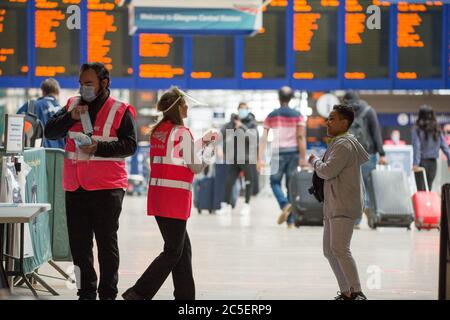 Glasgow, Schottland, Großbritannien. Juli 2020. Im Bild: Gordon Street Eingang zum Hauptbahnhof im Stadtzentrum von Glasgow. Handdesinfektionsstationen und Gesichtsmasken werden allen Passagieren angeboten, die den Bahnhof betreten. Gesichtsbedeckungen sind für alle öffentlichen Verkehrsmittel in Schottland obligatorisch. Nicola Sturgeon kündigte heute an, dass ab dem 10. Juli nächste Woche in allen Geschäften Gesichtsbezüge getragen werden müssen, um die Ausbreitung des Coronavirus (COVID19) vollständig zu stoppen. Quelle: Colin Fisher/Alamy Live News Stockfoto