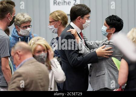 Neuwied, Deutschland. Juli 2020. Ratsmitglieder gratulieren Bürgermeister Michael Mang (SPD, 2. V.r.) nach der Stadtratssitzung, in der über seine Amtsenthebung entschieden werden sollte. Quelle: Thomas Frey/dpa/Alamy Live News Stockfoto