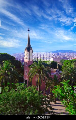 16. Juni 2019 - Barcelona, Spanien - Park Guell (1914) ist die berühmte Architektur Stadt Kunst von Antoni Gaudi in Barcelona, Spanien. Stockfoto