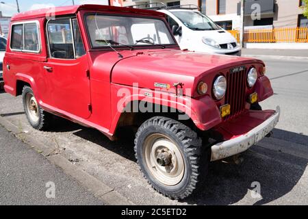 Bordeaux , Aquitaine / Frankreich - 06 20 2020 : Jeep avia comando Station Wagon rot vintage alten Timer Auto in der Stadt Straße in spanien hergestellt Stockfoto