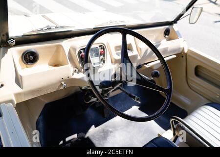 Bordeaux , Aquitaine / Frankreich - 06 14 2020 : Citroen Mehari Innenraum des Strandwagens mit Lenkrad und Armaturenbrett Retro-Vintage Stockfoto