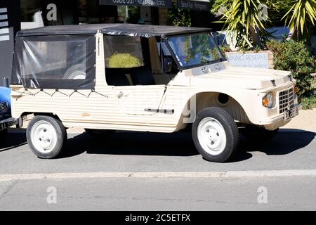 Bordeaux , Aquitaine / Frankreich - 06 14 2020 : Citroen Mehari Auto beige alten vintage Strand Cabriolet Fahrzeug Stockfoto