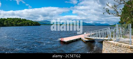 Hochauflösender Panoramablick auf Loch Lomond, einen der schönsten Seen Schottlands Stockfoto