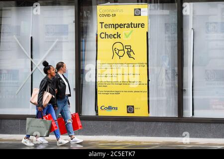 London, Großbritannien. Juli 2020. Die Käufer kommen an einem geschlossenen Laden vorbei, in dem ein Warnschild mit dem Coronavirus auf dem Fenster in der Regent Street zu sehen ist. Nicht wichtige Geschäfte haben wieder geöffnet, da die britische Regierung die Beschränkungen für die Sperrung durch die Coronavirus-Pandemie lockert, aber der Einzelhandel steht vor erheblichen Herausforderungen, da die fehlende Markteinnahmeentwicklung die Einnahmen belastet, obwohl viele ihre Sommerverkäufe begonnen haben. Das Problem der Deckung der festen Mietkosten hat einige Einzelhandelsunternehmen in die Verwaltung geführt. Kredit: Stephen Chung / Alamy Live Nachrichten Stockfoto