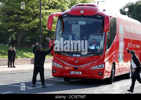 Ein Fan zeigt sich dem Liverpool-Teamtrainer vor dem Etihad Stadium in Manchester gegenüber, wo Manchester City heute Abend in der Premier League Liverpool spielt. Stockfoto