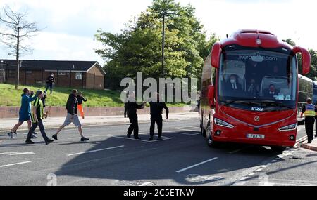 Ein Fan zeigt sich dem Liverpool-Teamtrainer vor dem Etihad Stadium in Manchester gegenüber, wo Manchester City heute Abend in der Premier League Liverpool spielt. Stockfoto