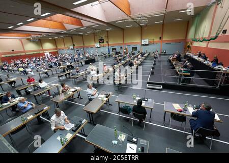 Neuwied, Deutschland. Juli 2020. Stadträte und Zuschauer versammelten sich in einer Sporthalle zu einem Treffen zur möglichen Wahl von Bürgermeister Mang (SPD). Das Abwahlverfahren gegen den Kommunalpolitiker ist gescheitert. Quelle: Thomas Frey/dpa/Alamy Live News Stockfoto