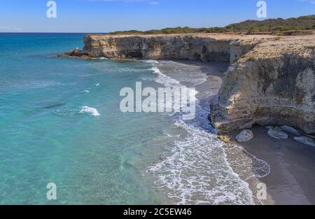 Die schönste Küste Apuliens: Torre Sant' Andrea, Otranto, ITALIEN (Lecce).Typische Küste von Salento: seascape mit Klippen, Felsbogen und Meer. Stockfoto
