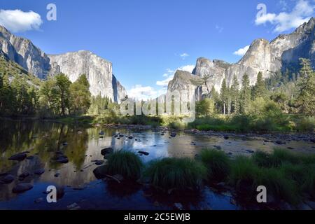 Valley View Point im Yosemite National Park, Kalifornien. Blick auf El Capitan, Bridal Veil Falls, Cathedral Rocks und den Merced River. Stockfoto