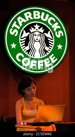 kuala lumpur, malaysia - 18. april 2008: Eine junge Frau tippt an ihrem Laptop-Computer im starbucks Café klcc petronas Towers Stockfoto